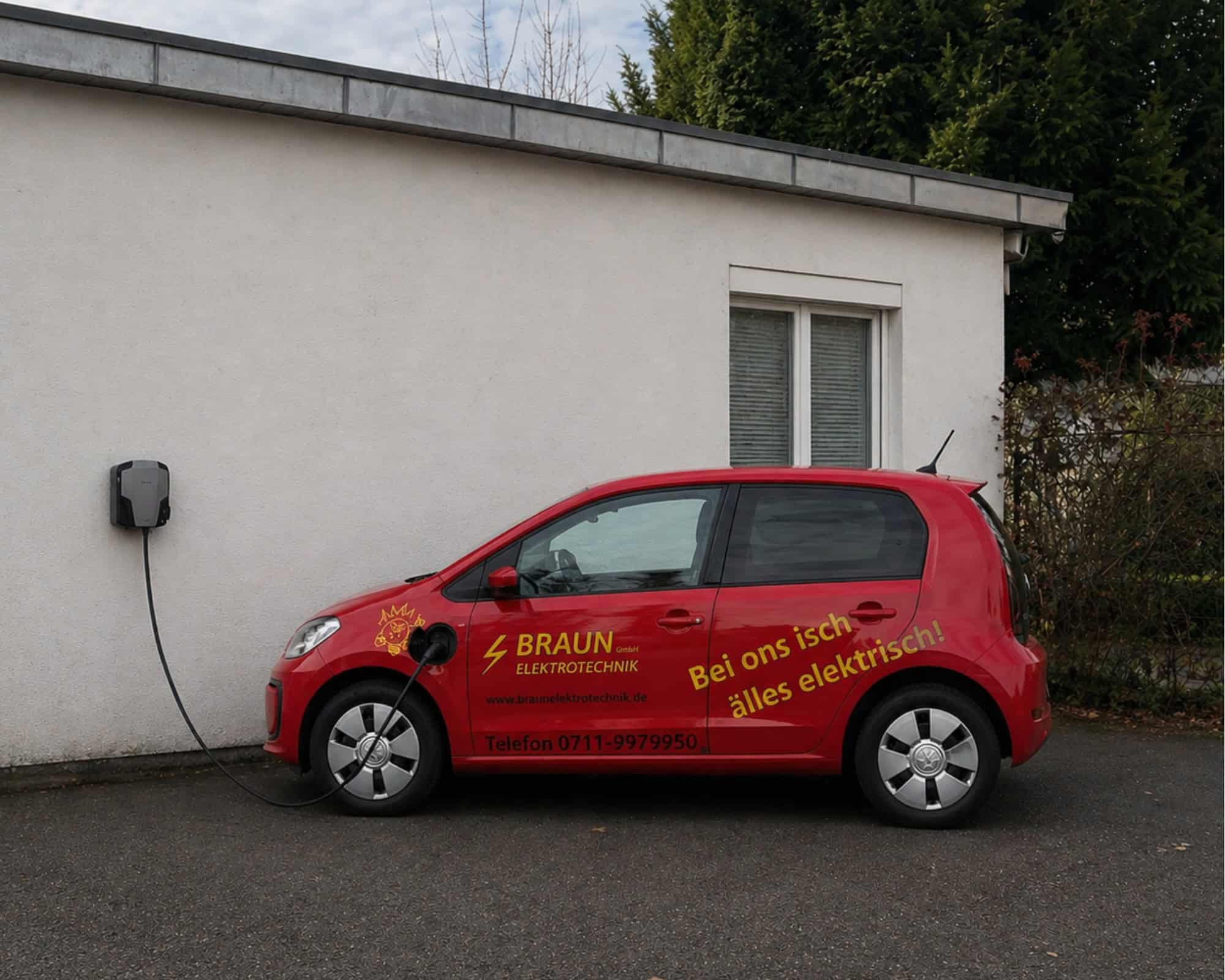 Firmenauto von Braun Elektrotechnik mit Elektro-Logo und Slogan.