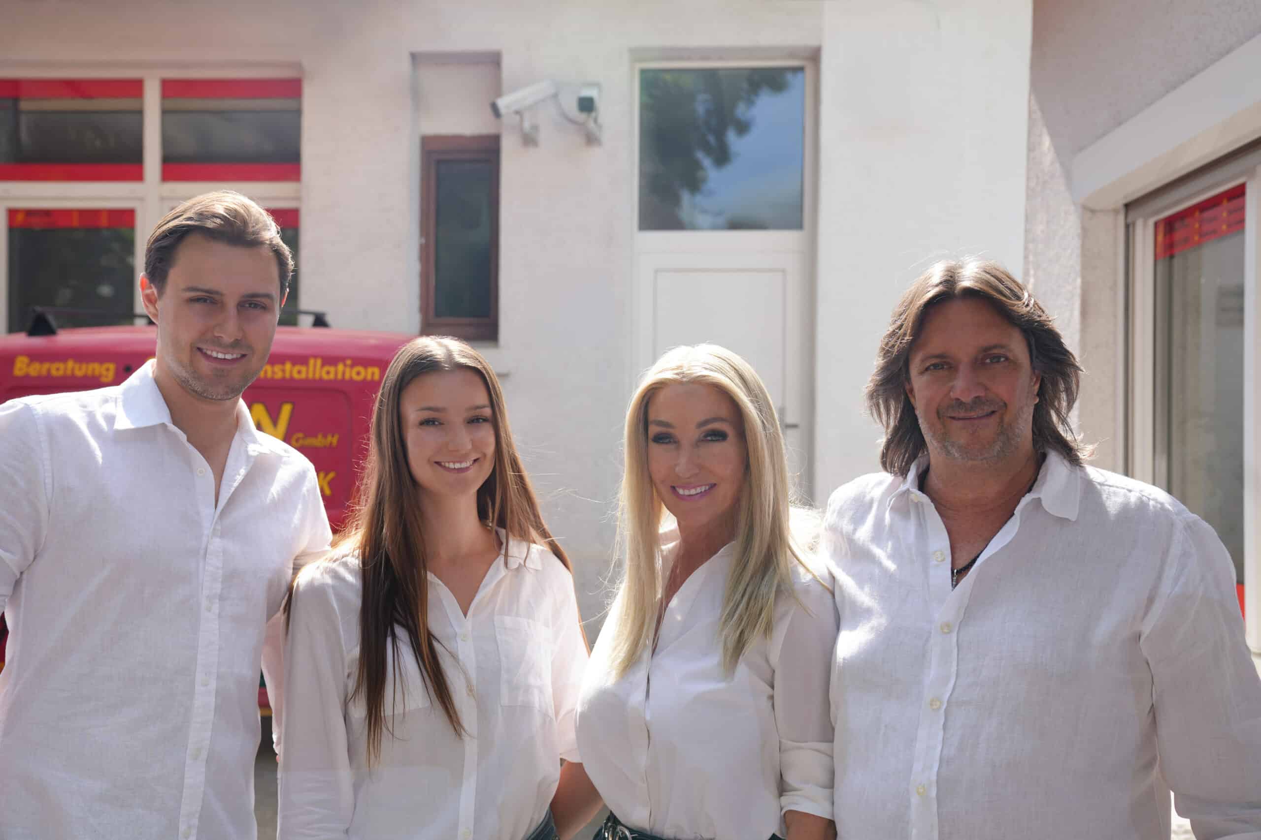 Vier Mitglieder der Familie Braun, die Geschäftsleitung der Braun Elektrotechnik GmbH vor dem Firmengebäude.