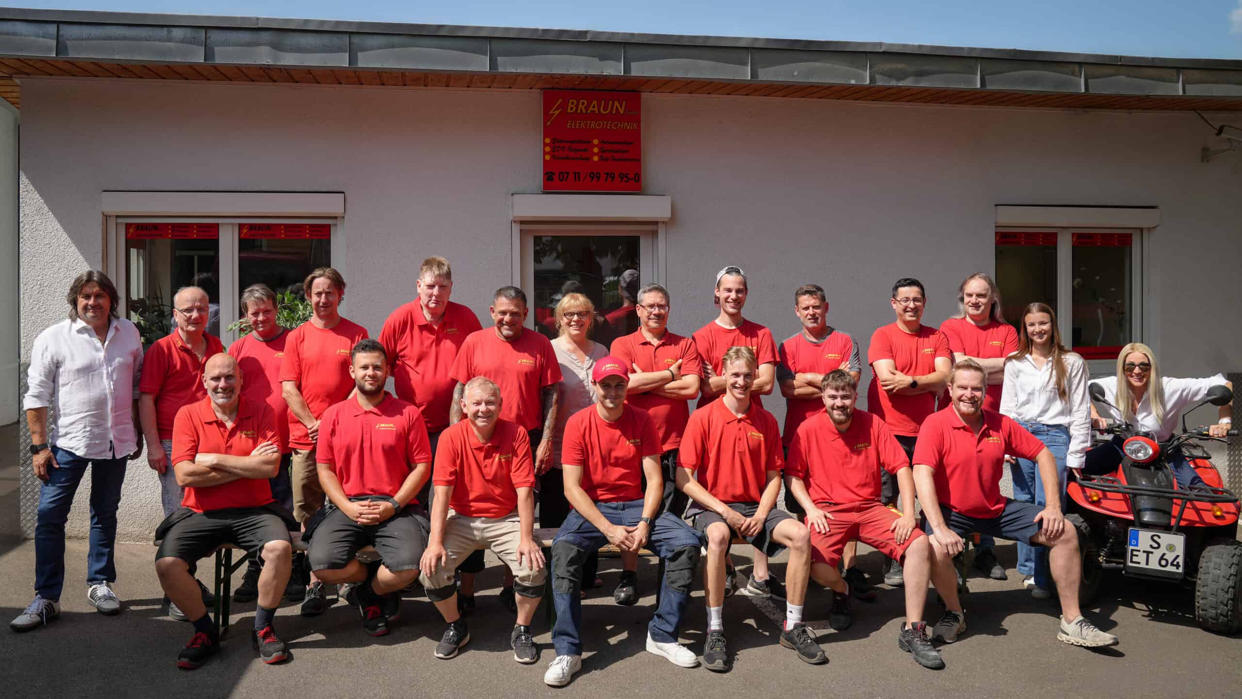 Das Team der Braun Elektrotechnik GmbH vor dem Firmengebäude.